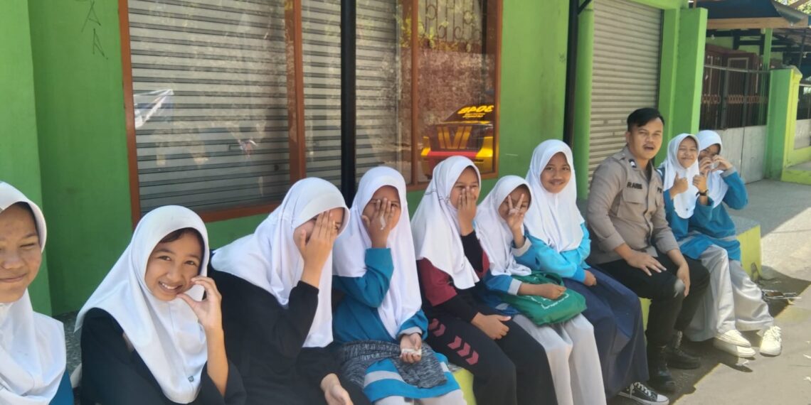 Anggota Patroli Samapta Rutin Patroli Siang Hari