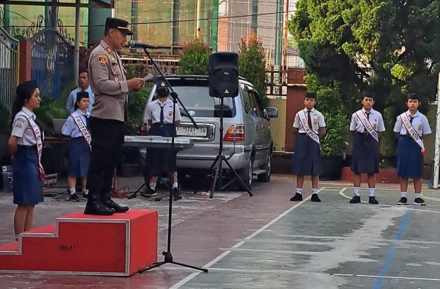 Dalam Rangka Meningkatkan Kesadaran Hukum Di Kalang Pelajar, Kapolsek Cikole Menjadi Pembina Upacara