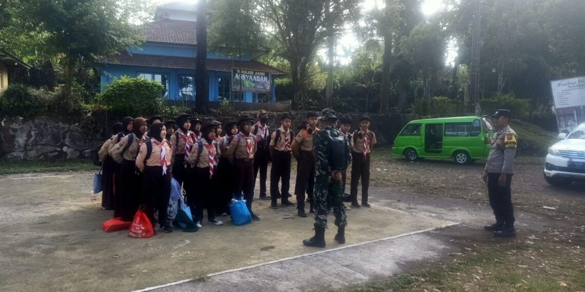 Bhabinkamtibmas Desa Perbawati Polsek Sukabumi Sinergitas dengan TNI Koramil Sukabumi Melaksanakan kegiatan Dialogis dengan Siswa/i Pramuka
