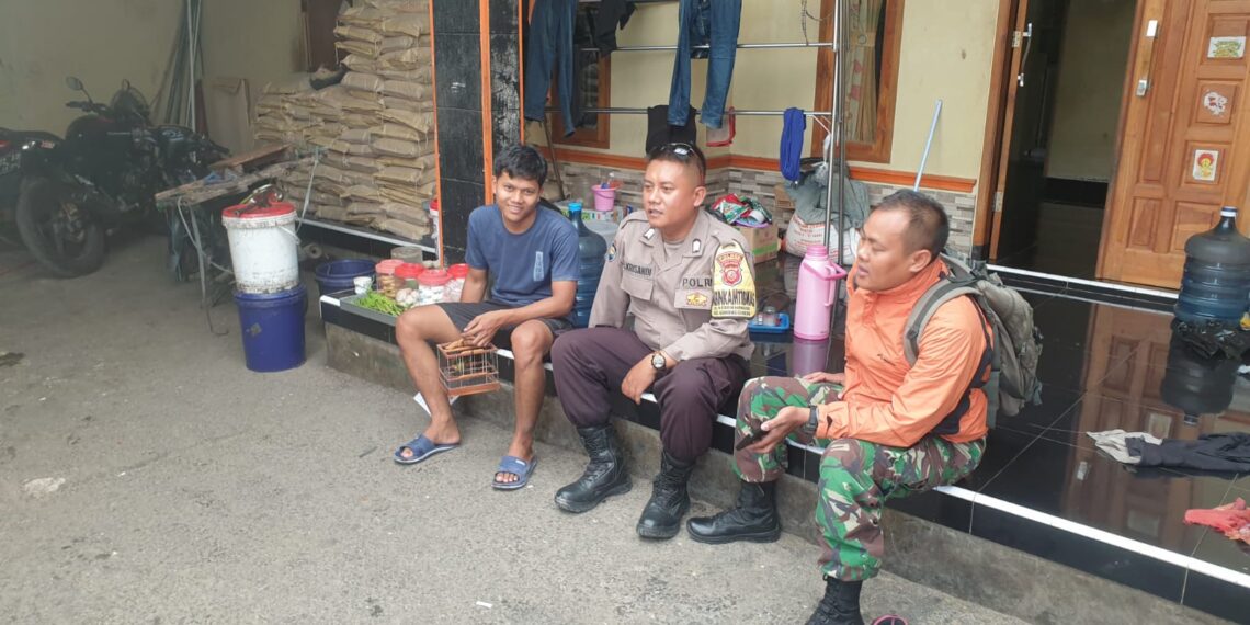Sinergitas TNI-Polri: Bhabinkamtibmas dan Babinsa Sambangi Warga di Desa Binaan