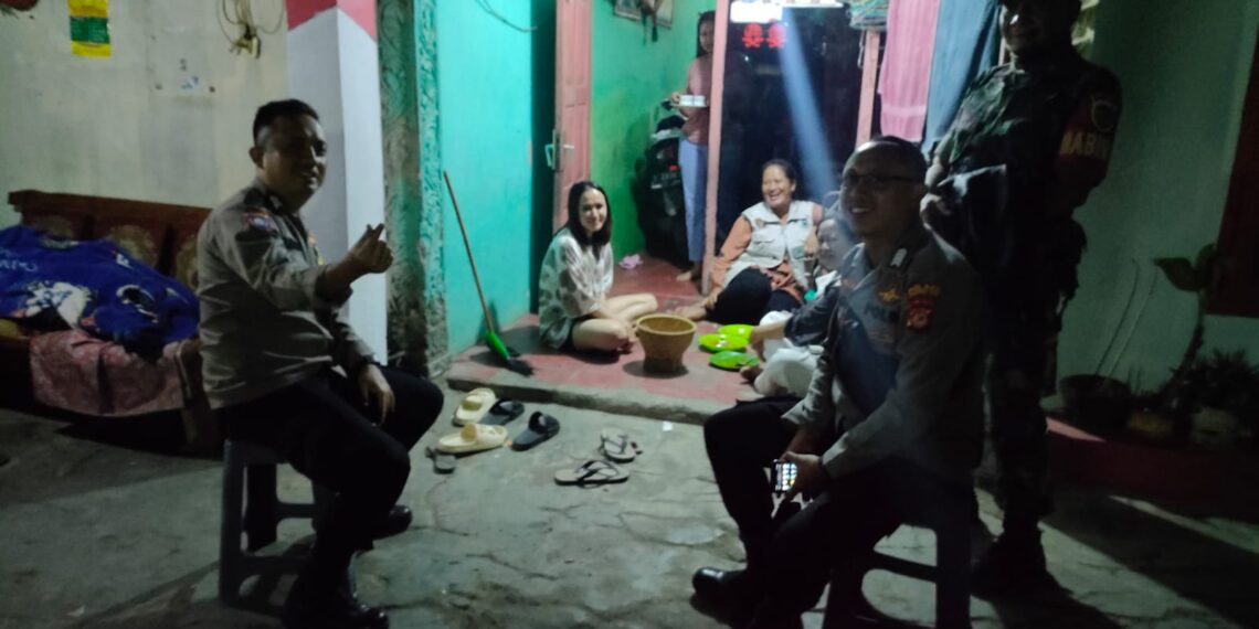 Bhabinkamtibmas dan Babinsa Desa Sasagaran Sambang dan Silaturahmi dengan Warganya, Lakukan Dialogis Cegah Gangguan Kamtibmas