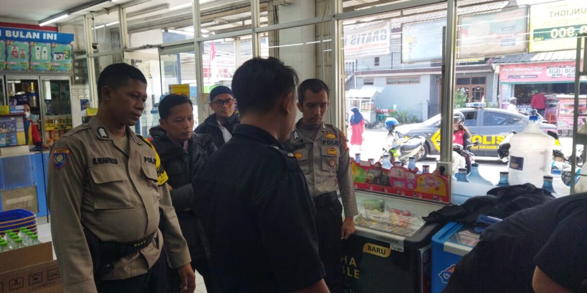 Guna menciptakan keamanan dan kondusif, Polsek Citamiang Patroli Dialogis dan Sambangi Karyawan dan Pengunjung Minimarket Kota Sukabumi.
