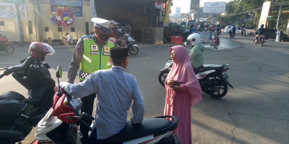 Unit Lalulintas Polsek Cisaat beri teguran humanis kepada pengendara