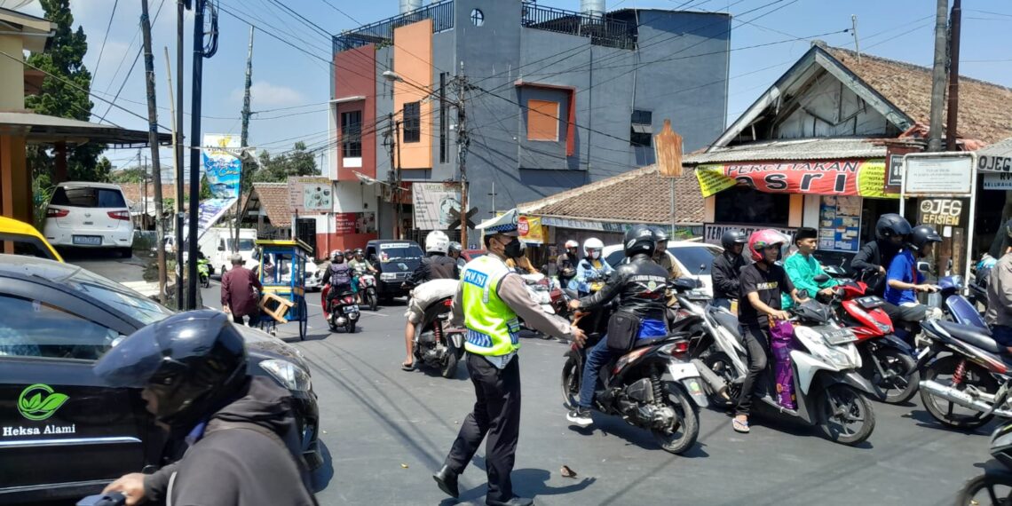 Polsek Warudoyong Gatur Lalu Lintas Paska melintas Kereta Api Pangrango