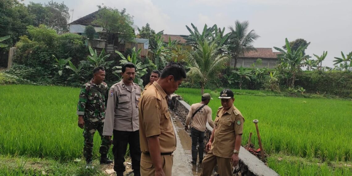 Bhabinkamtibmas Bhabinsa dan lurah Lembursitu,Staf Kelurahan Lembursitu monitoring perbaikan saluran air