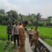 Bhabinkamtibmas Bhabinsa dan lurah Lembursitu,Staf Kelurahan Lembursitu monitoring perbaikan saluran air