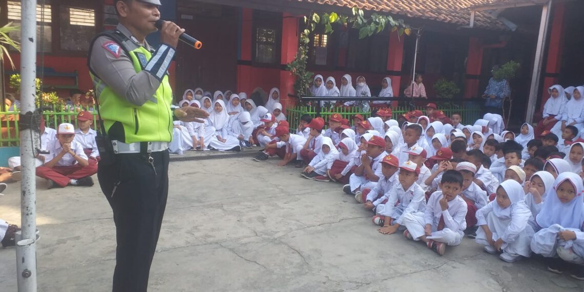 Ajak Pelajar Tertib Berlalu Lintas, Anggota unit Lantas polsek Sukalarang Laksanakan Kegiatan Police Goes To School