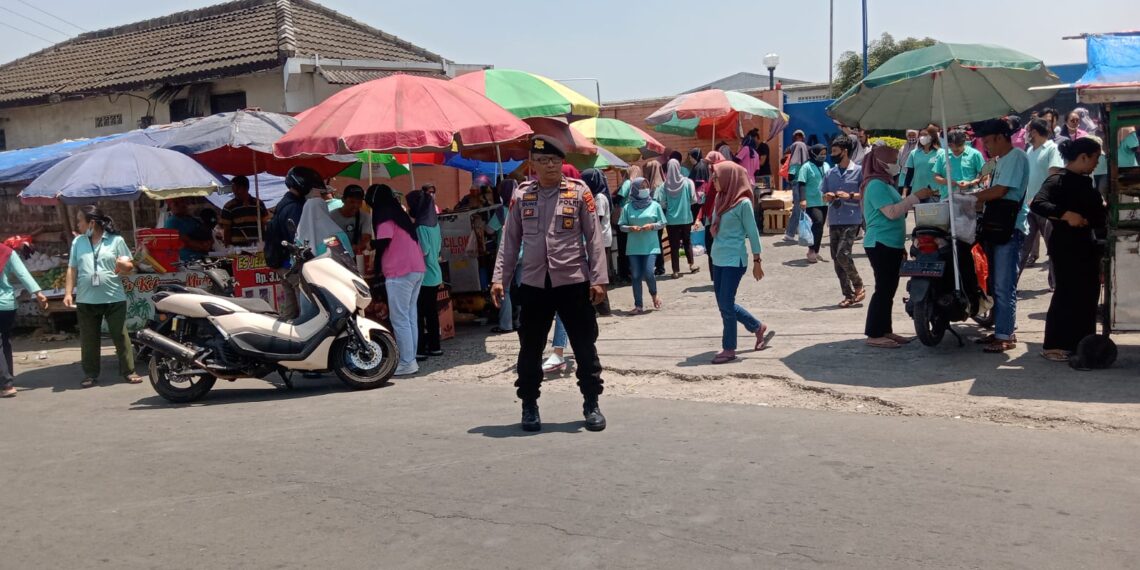 Polsek kadudampit laksanakan Gatur Lalu lintas Bentuk Pelayanan kepada Masyarakat guna terciptanya Kamseltibcar Lantas