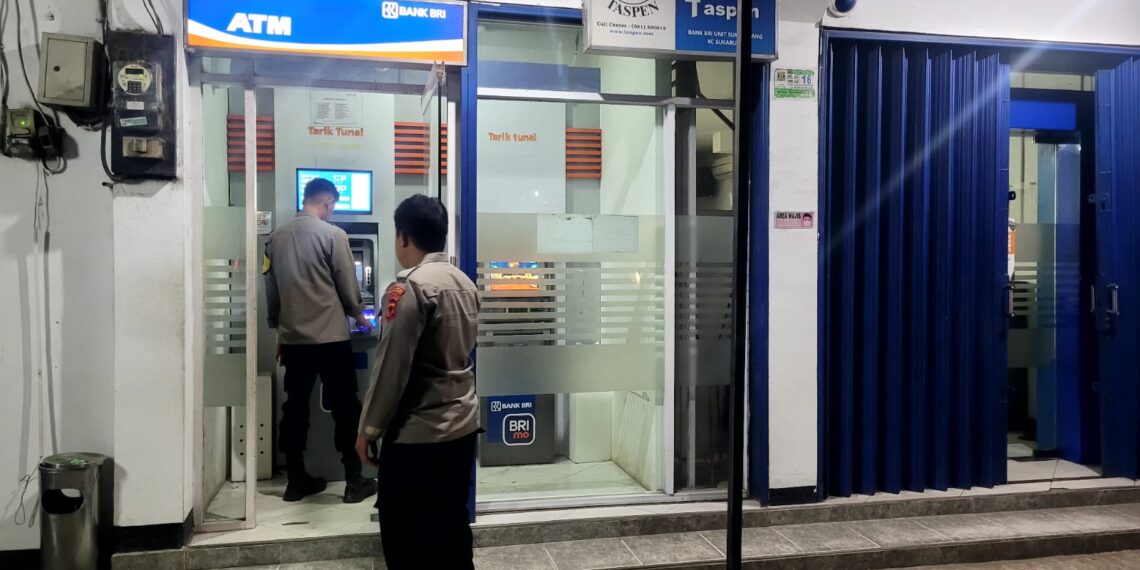 Polisi Polsek Sukalarang Patroli Malam Hari Kontrol ATM BRI Cegah Kejahatan Perbankan