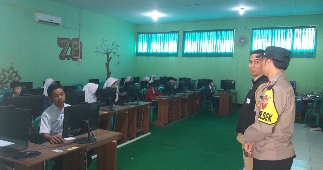 Memberikan Pembinaan dan Penyuluhan Kepada Siswa-siswi Sekolah, Kapolsek Gunungguruh