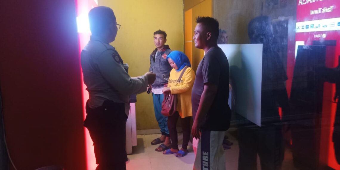Patroli dialogis Polsek Cibeureum berikan himbauan Kamtibmas untuk meminimalisir terjadinya tindak kejahatan terutama C3 di Perumahan/Pemukiman masyarakat