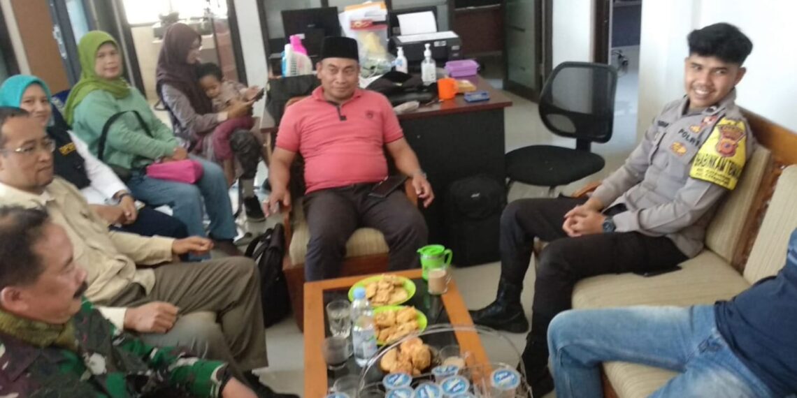 Sinergitas TNI-POLRI Bhabinkamtibmas Babinsa Kelurahan Citamiang Sambang kepada  Lurah dan Sekretaris Kelurahan Citamiang.