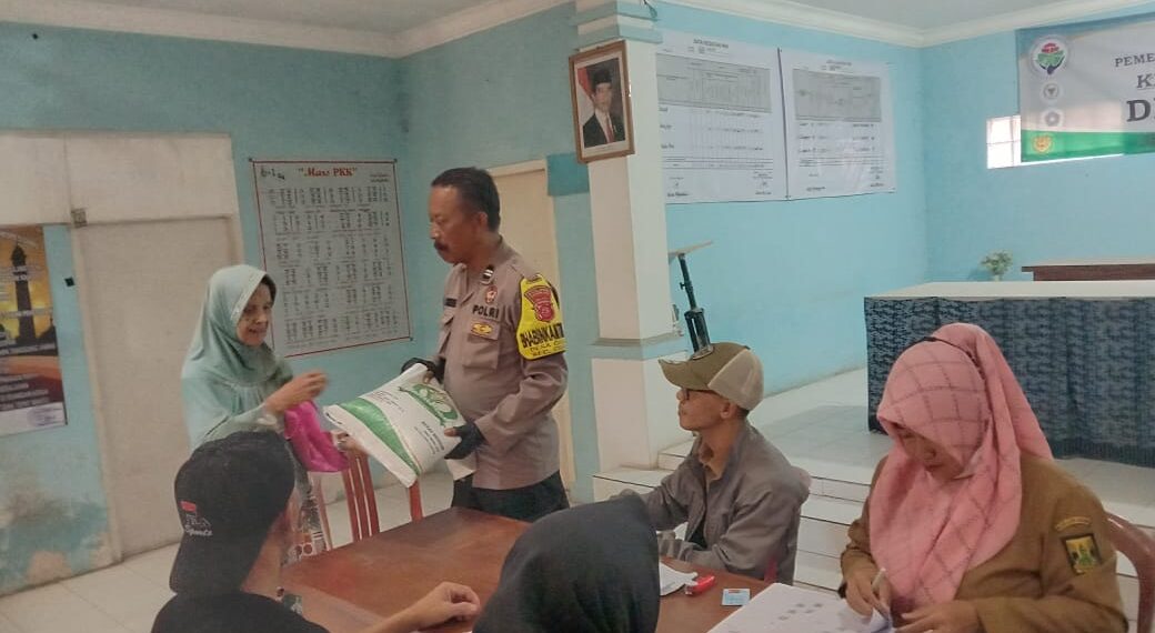 Polsek Cisaat Monitoring Pembagian Beras di Desa binaan