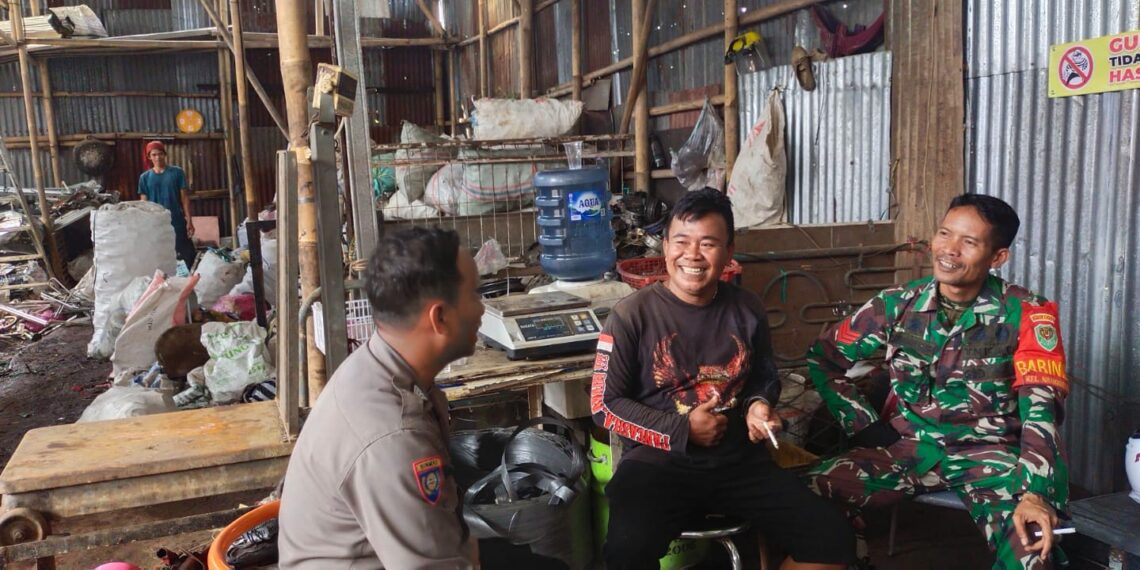 Sinergitas TNI-POLRI Bhabinkamtibmas bersama Babinsa sambang dan Dialogis Tokoh Masyarakat.