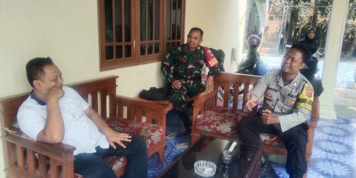 Bhabinkamtibmas Bersinergi dengan Babinsa Sambangi Warga Untuk Tingkatkan Harkamtibmas