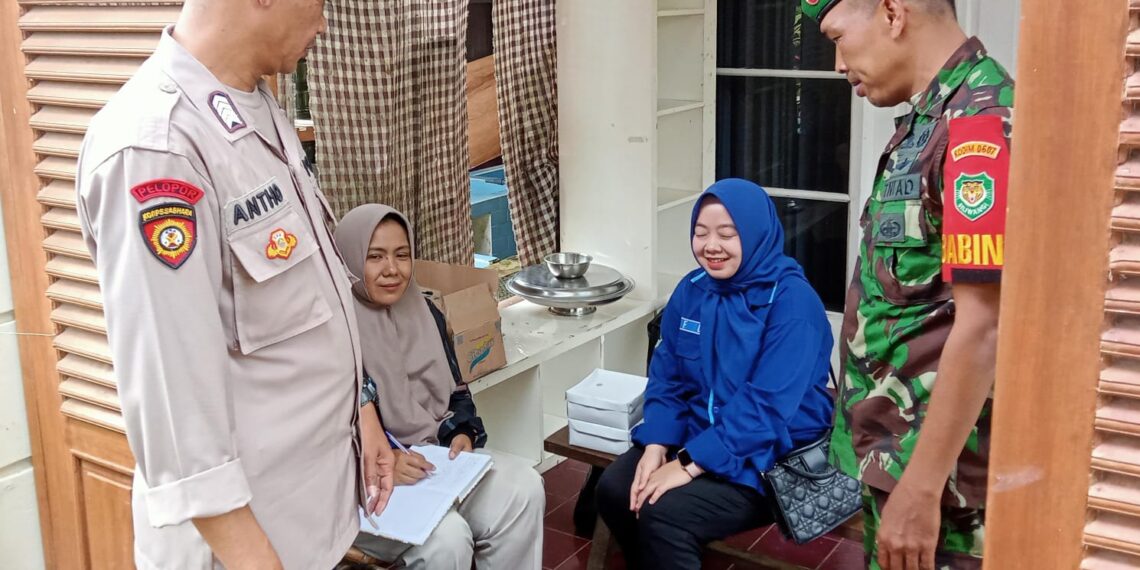 Babinsa Dan Bhabinkamtibmas Polsek Cisaat Kompak sambangi warga