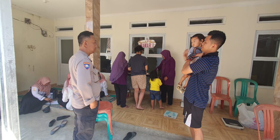Bhabinkamtibmas Polsek Cikole Monitoring Posyandu