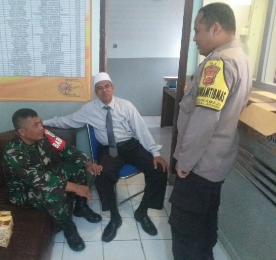 Pererat Silaturahmi, Senergitas TNI – Polri Bhabinkamtibmas Polsek Sukalarang Sambang Ke Kantor Desa Binaan