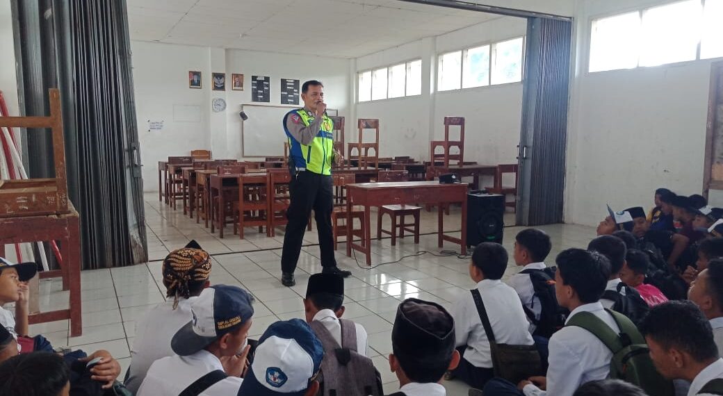 Dekatkan dengan Siswa Sekolah Polisi Polsek Sukalarang Adakan Kegiatan Police Goes To School Dalam Rangka Ops Zebra Lodaya 2023