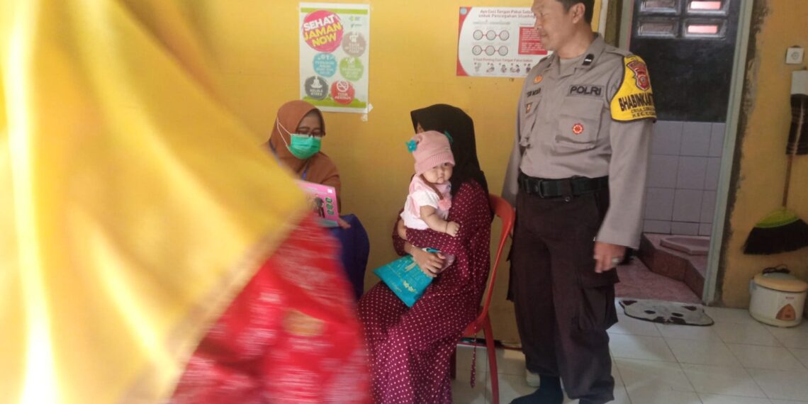 Cegah Stunting, Bhabinkamtibmas Polsek Cisaat Memantau Kegiatan Posyandu Balita