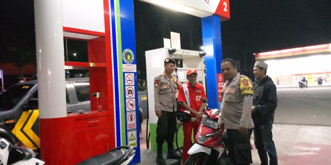 Polisi Polsek Sukalarang Melaksanakan Patroli  Malam Kontrol SPBU Antisipasi Gukamtibmas