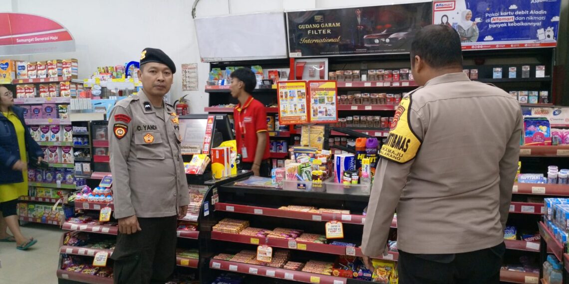 Antisipasi Kerawanan Malam Polsek Sukalarang Laksanakan Patroli Malam Kontrol Minimarket