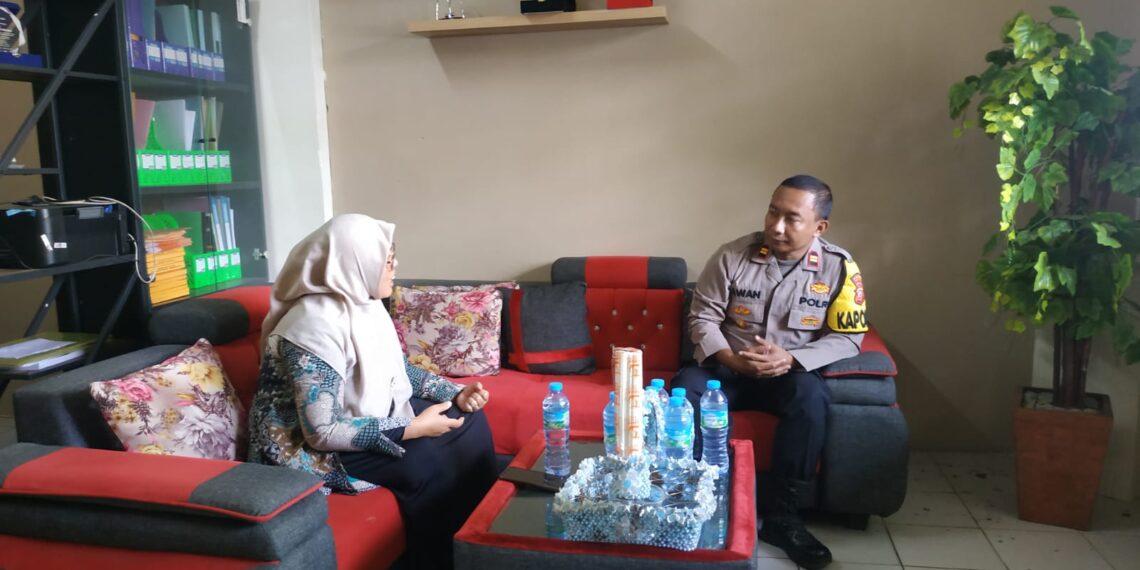 Dalam upaya menjaga keamanan dan kenyamanan para pelajar di wilayah Kadudampit, Kapolsek Kadudampit melakukan koordinasi dan pertemuan dengan kepala sekolah SMA Attijarah kadudampit
