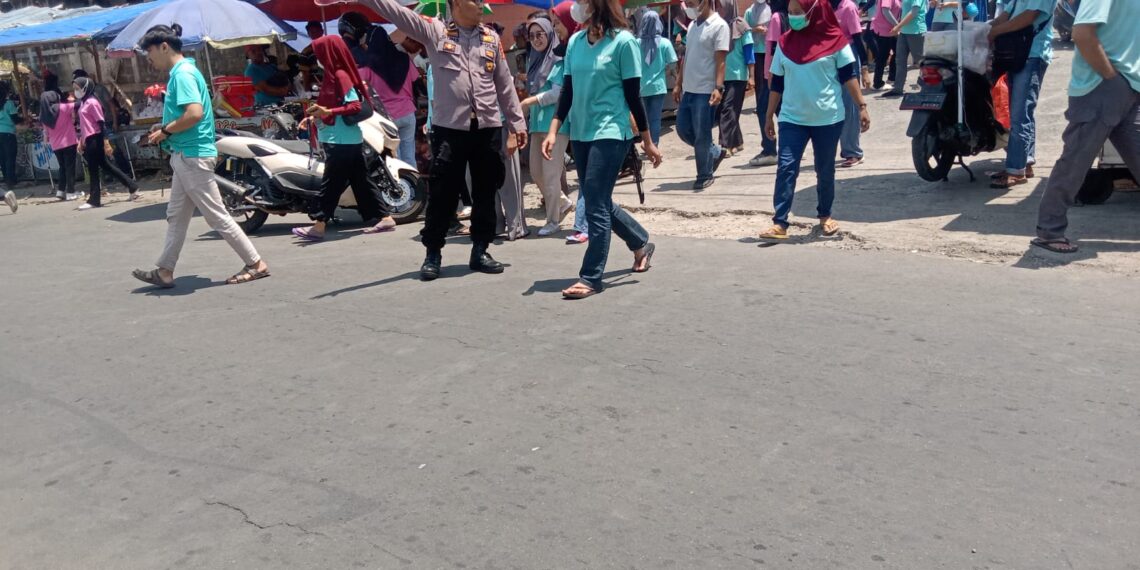 Kanit samapta polsek kadudampit laksanakan Gatur Lalu lintas Bentuk Pelayanan kepada Masyarakat guna terciptanya Kamseltibcar Lantas