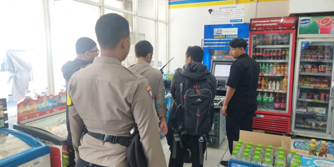 Polsek Citamiang Patroli Dialogis dan Sambangi Karyawan dan Pengunjung Minimarket Kota Sukabumi.