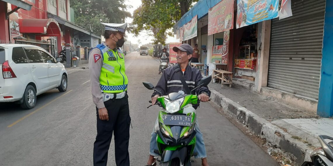 Polsek Warudoyong Peduli Keselamatan Berikan Teguran Humanis Kepada Pelanggar Lalu Lintas