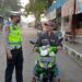 Polsek Warudoyong Peduli Keselamatan Berikan Teguran Humanis Kepada Pelanggar Lalu Lintas