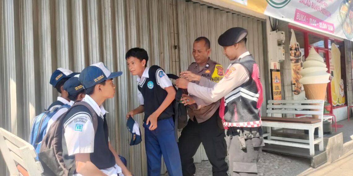 POLSEK BAROS LAKSANAKAN PATROLI DIALOGIS DAN PEMANTAUAN PASCA BUBARAN SEKOLAH ANTISIPASI TAWURAN ANTAR PELAJAR