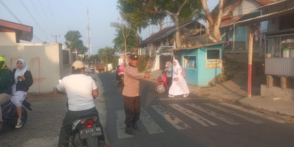 Polsek Kadudampit Gatur Lalu lintas pagi,Bentuk Pelayanan kepada Masyarakat guna terciptanya Kamseltibcar Lantas