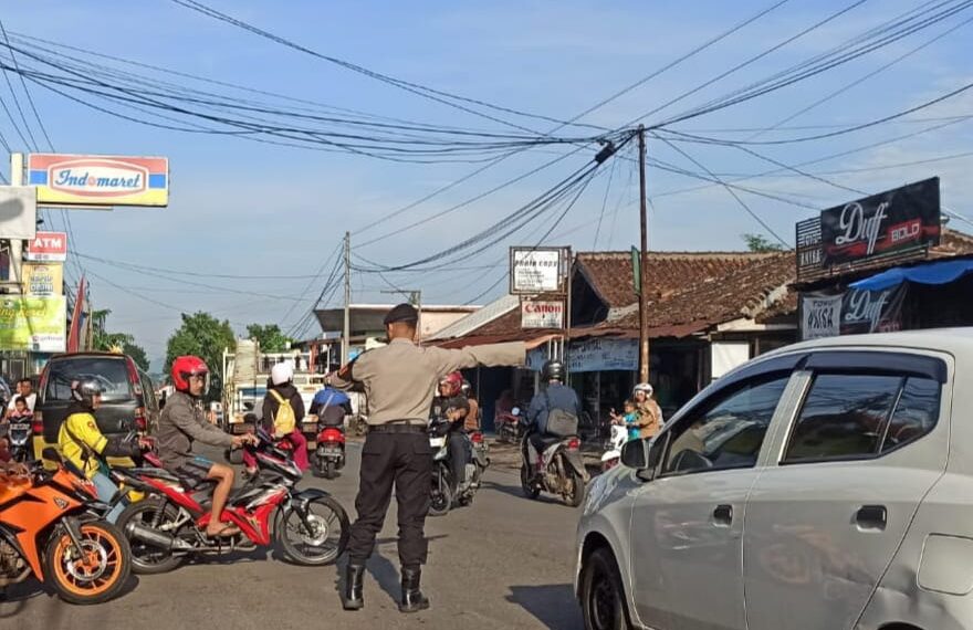 Anggota  Polsek Lembursitu Laksanakan  Pengaturan Lalu Lintas di Pagi Hari