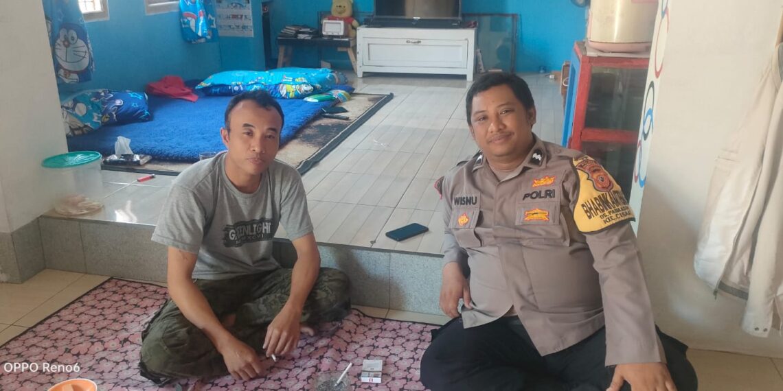 Ciptakan Kamtibmas Yang Kondusif, Bhabinkamtibmas Polsek Cisaat Sambang warga