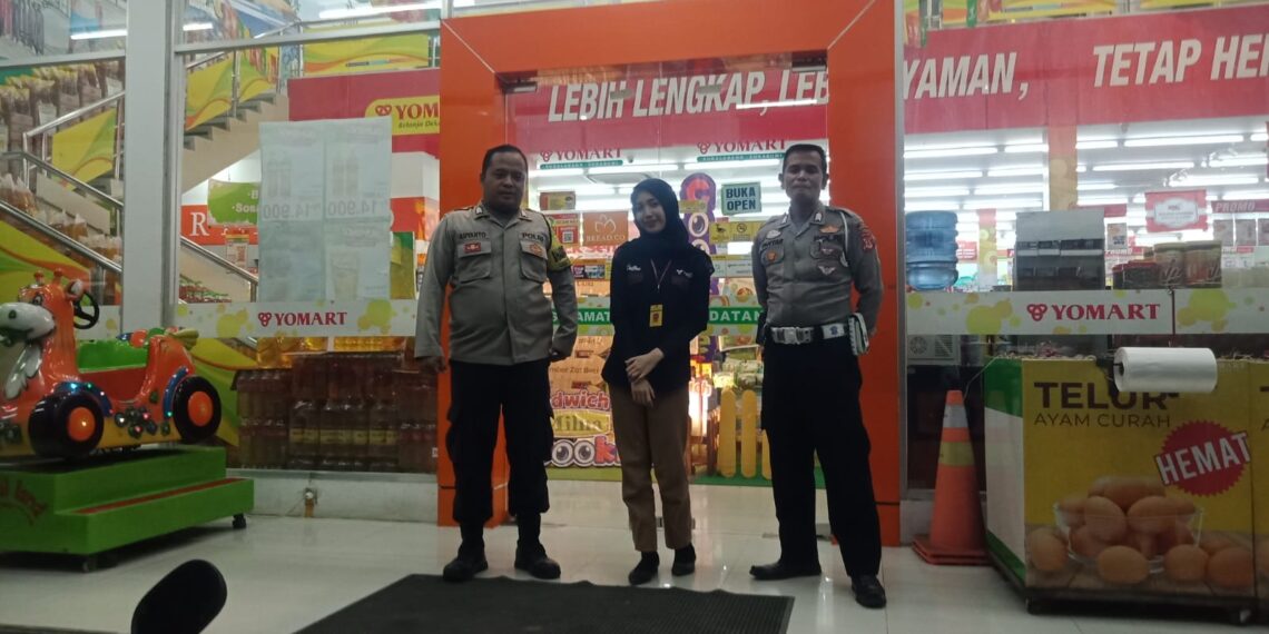 Polisi Polsek Sukalarang Laksanakan Patroli Dialogis Kerawanan Malam Kontrol Minimarket Antisipasi Gukamtibmas