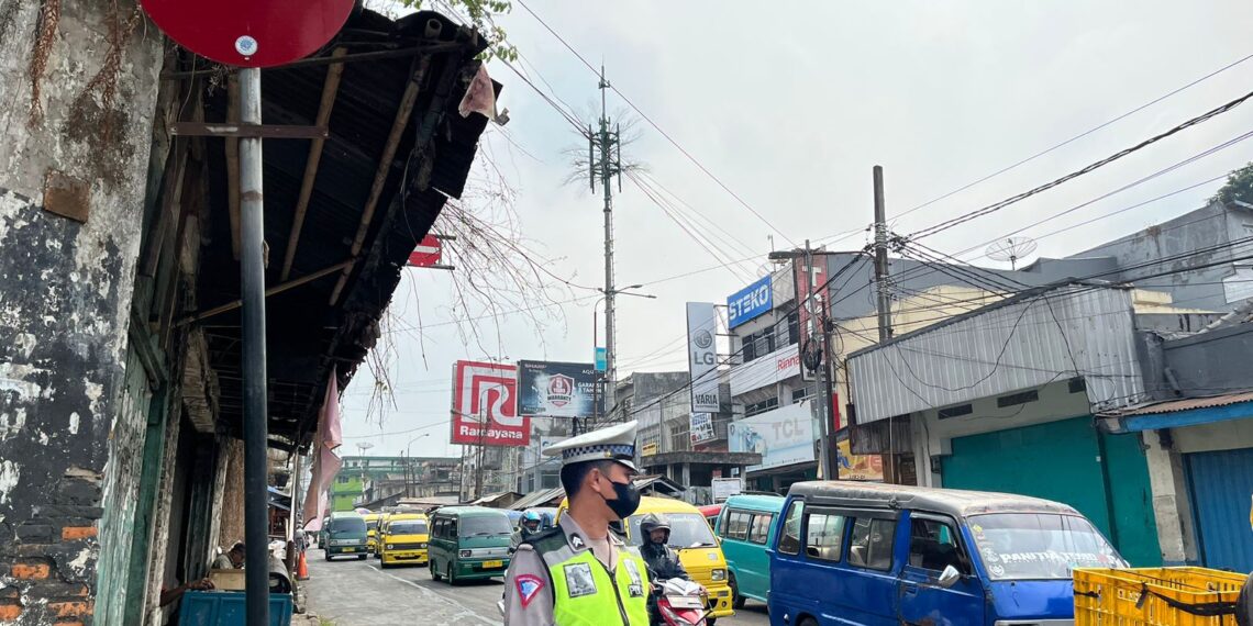 Polsek Warudoyong Gatur Lalu Lintas Paska melintas Kereta Api Pangrango