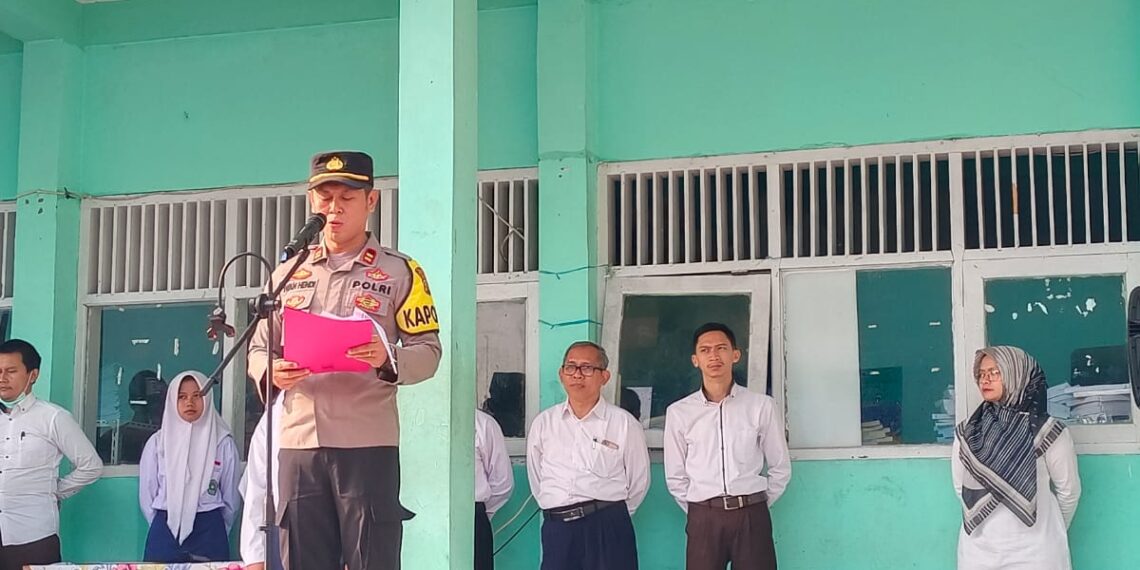 KAPOLSEK CITAMIANG MENJADI PEMBINA UPACARA BENDERA DI MTs N 1 KOTA SUKABUMI