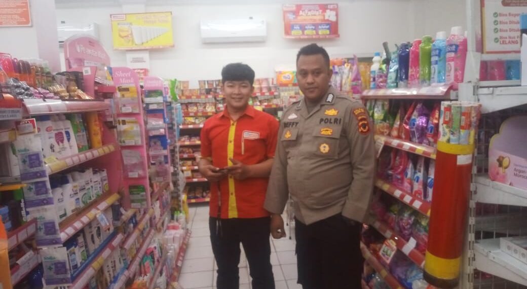 UNIT SAMAPTA POLSEK CISAAT DIALOGIS DENGAN KARYAWAN MINIMARKET CISAAT BERIKAN PESAN KAMTIBMAS