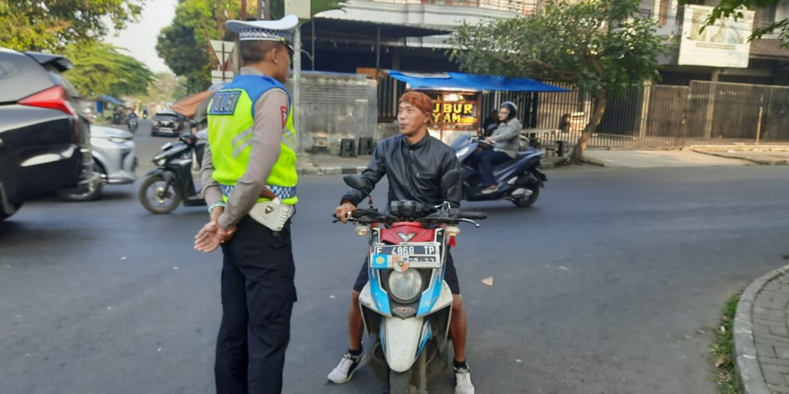Polisi Berikan Teguran Humanis Kepada Pelanggar Lalu Lintas Peduli Akan Keselamatan