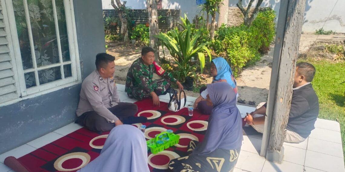 Sinergitas TNI-POLRI Bhabinkamtibmas Kel. Gedongpanjang  bersama Babinsa Patroli dialogis dan Sambang Warga.