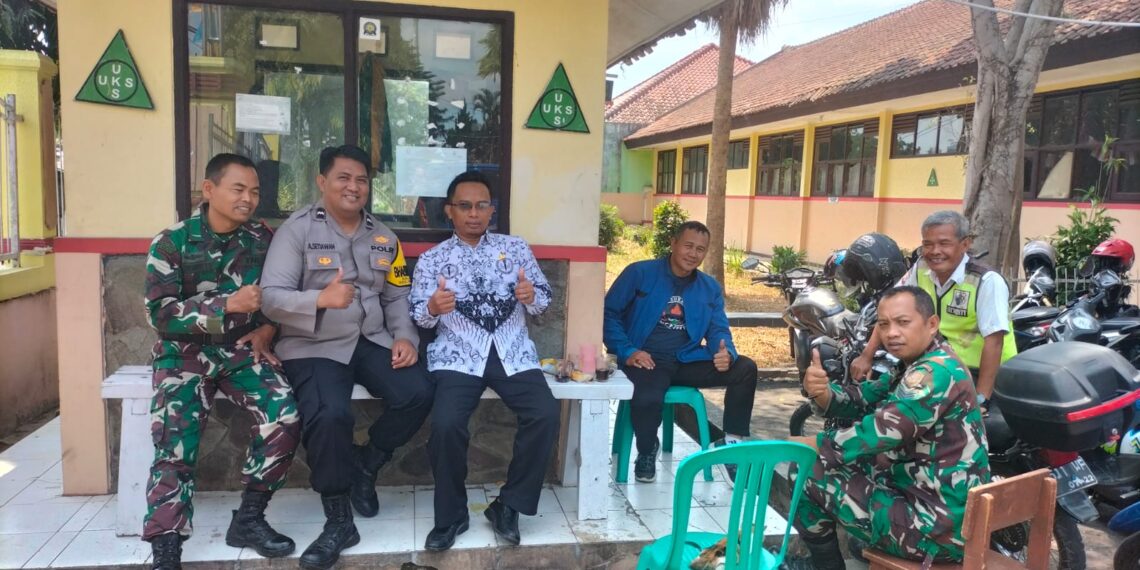 Bhabinkamtibmas Lakukan Sambang Kepada Guru