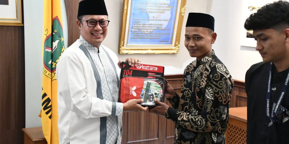 Jelang Haornas Wali Kota Sukabumi Berikan Bantuan Alat Olahraga