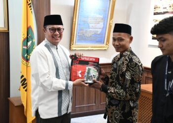 Jelang Haornas Wali Kota Sukabumi Berikan Bantuan Alat Olahraga