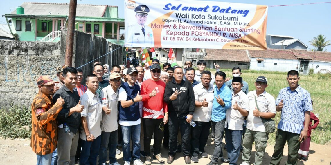 Wali Kota Sukabumi Tinjau Pembangunan Saluran Air dan Berikan Bantuan Pencegahan Stunting