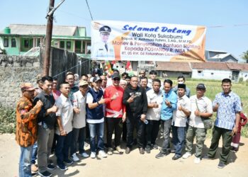 Wali Kota Sukabumi Tinjau Pembangunan Saluran Air dan Berikan Bantuan Pencegahan Stunting