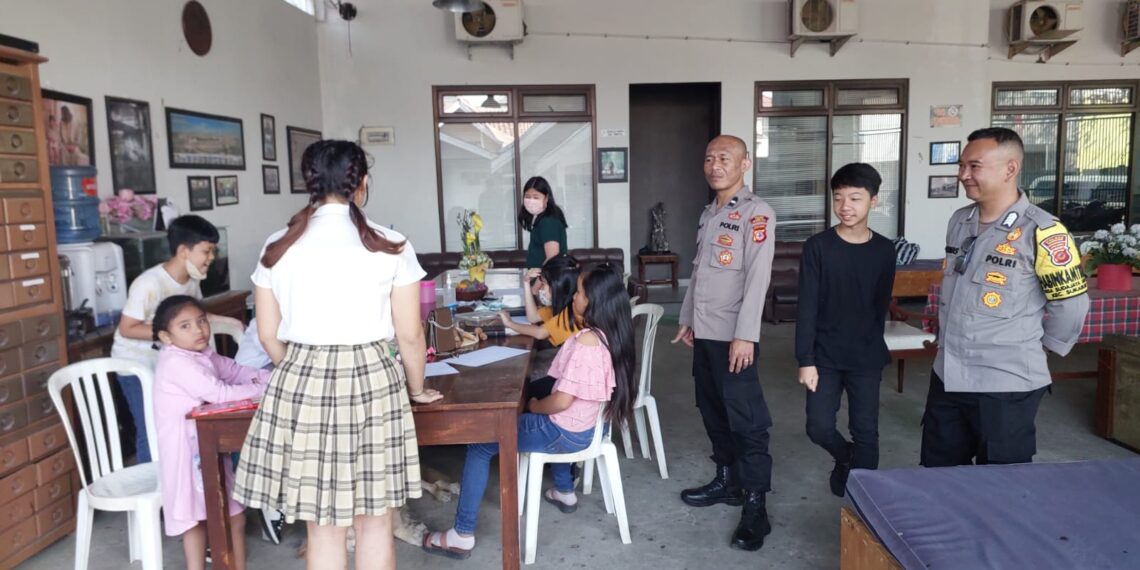 KONTROL IBADAH/MISSA, POLSEK SUKABUMI LAKSANAKAN PENGAMANAN DI GEREJA