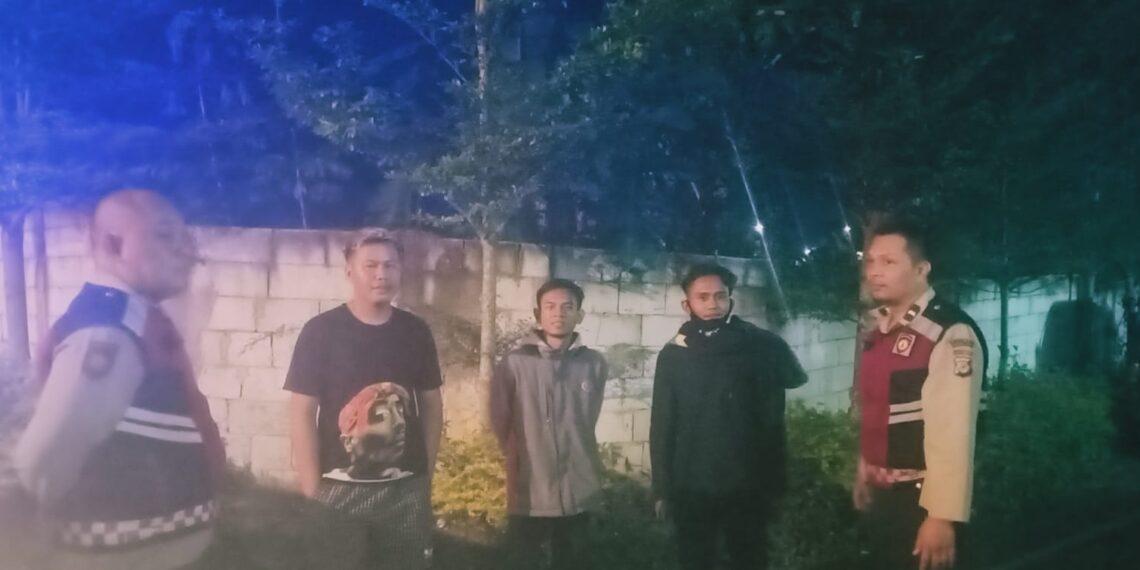 Patroli dialogis Polsek Cibeureum berikan himbauan Kamtibmas untuk meminimalisir terjadinya tindak kejahatan terutama C3 di Perumahan/Pemukiman masyarakat