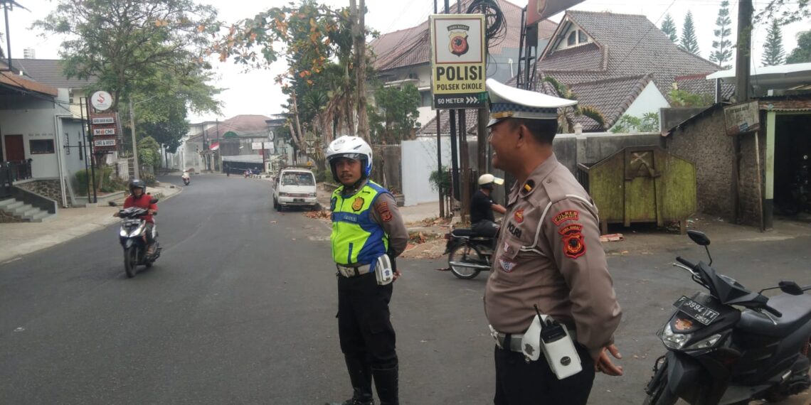 Berikan Pelayanan Kepada Para Pengguna Jalan, Unit Lantas Polsek Cikole Laksanakan Giat Pengaturan