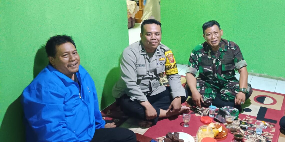 Ciptakan rasa aman, Babinsa Dan Bhabinkamtibmas Polsek Cisaat Kompak sambangi warga